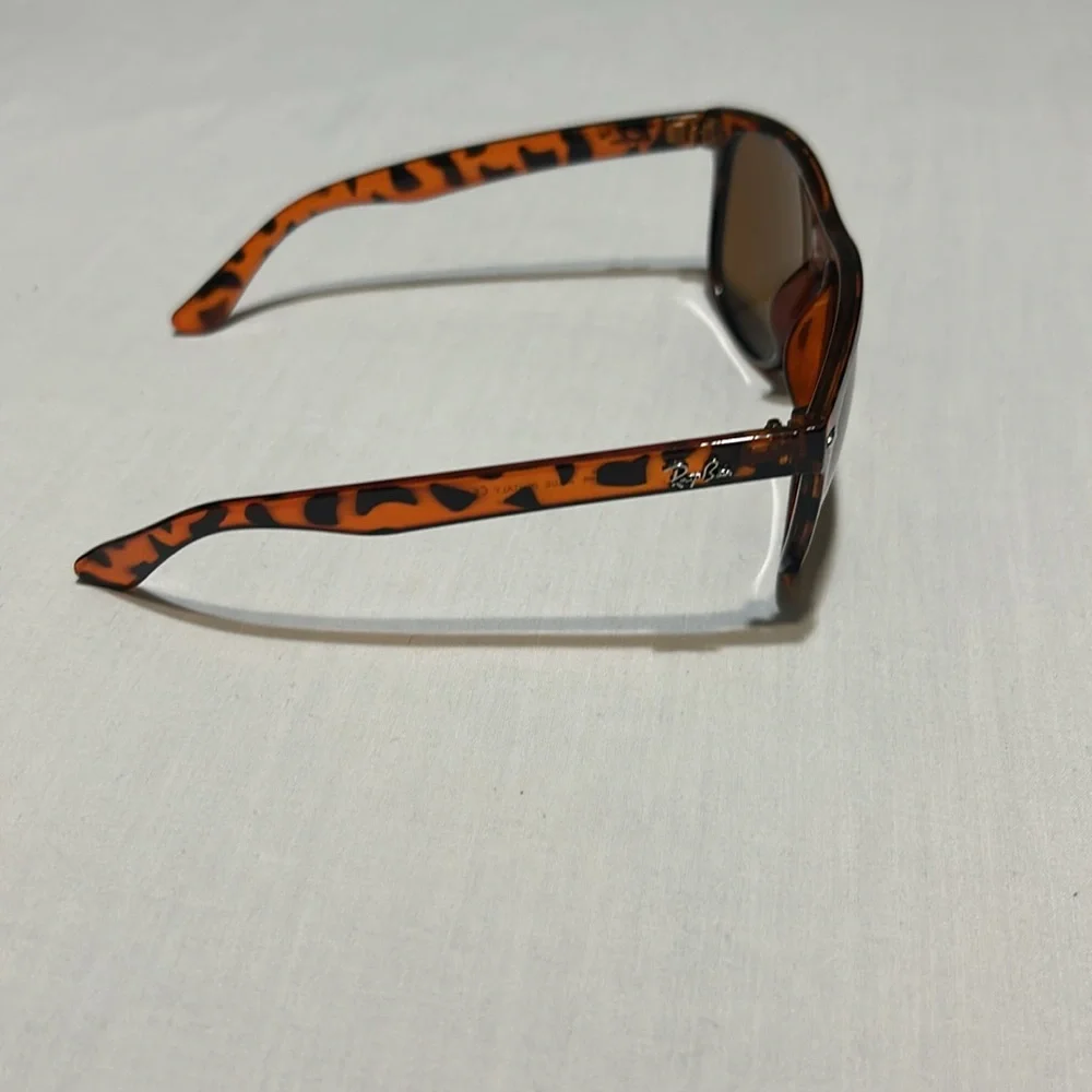 Ray-Ban Wayfarer Sunglasses in a tortoise shell pattern made in Italy - Picture 4 of 6
